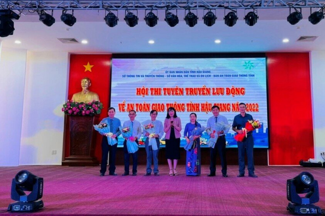 Đồng chí Hồ Thu Ánh - Phó Chủ tịch UBND tỉnh Hậu Giang trao hoa cho các đơn vị tham gia hội thi.